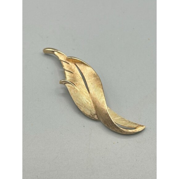 Trifari Vintage Gold Tone Feather Brooch Pin Leaf Textured Midcentury Design - Picture 3 of 6
